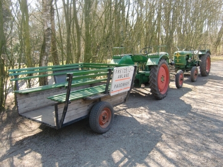 Sonsbeck : Balberger Straße, Traktorenmuseum Pauenhof, Traktor fahren mit oder ohne Anhänger im Parkgelände